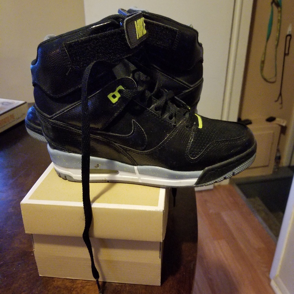Nike gym shoe boot
